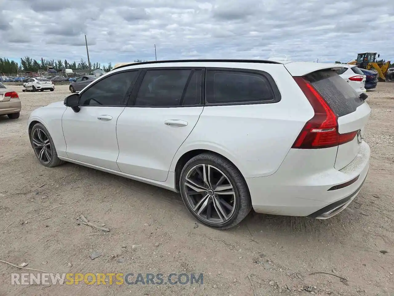 2 fotografías del automóvil dañado YV1102EM9M2437317 VOLVO V60 2021