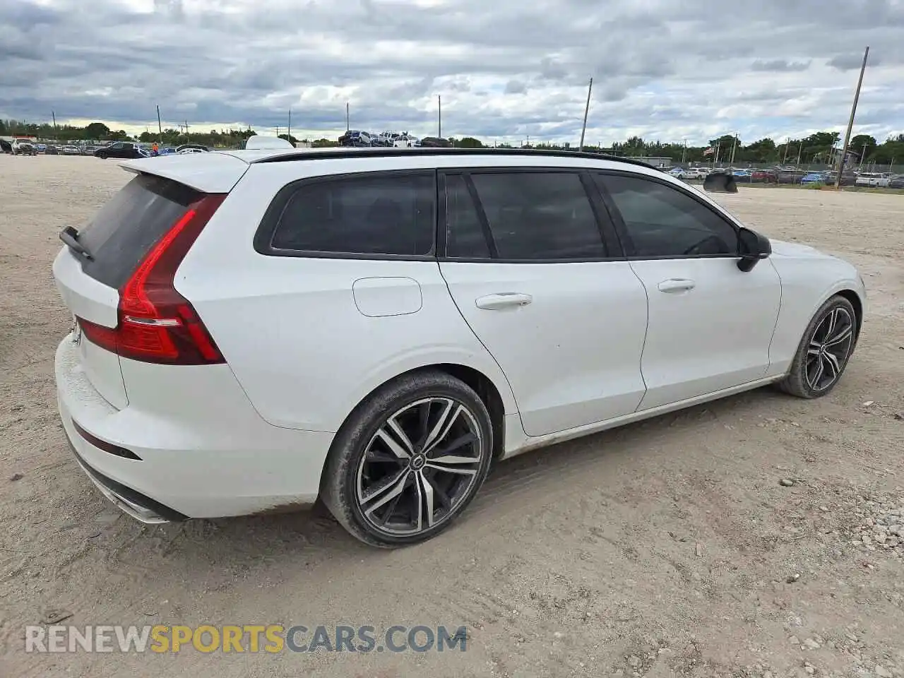 3 fotografías del automóvil dañado YV1102EM9M2437317 VOLVO V60 2021