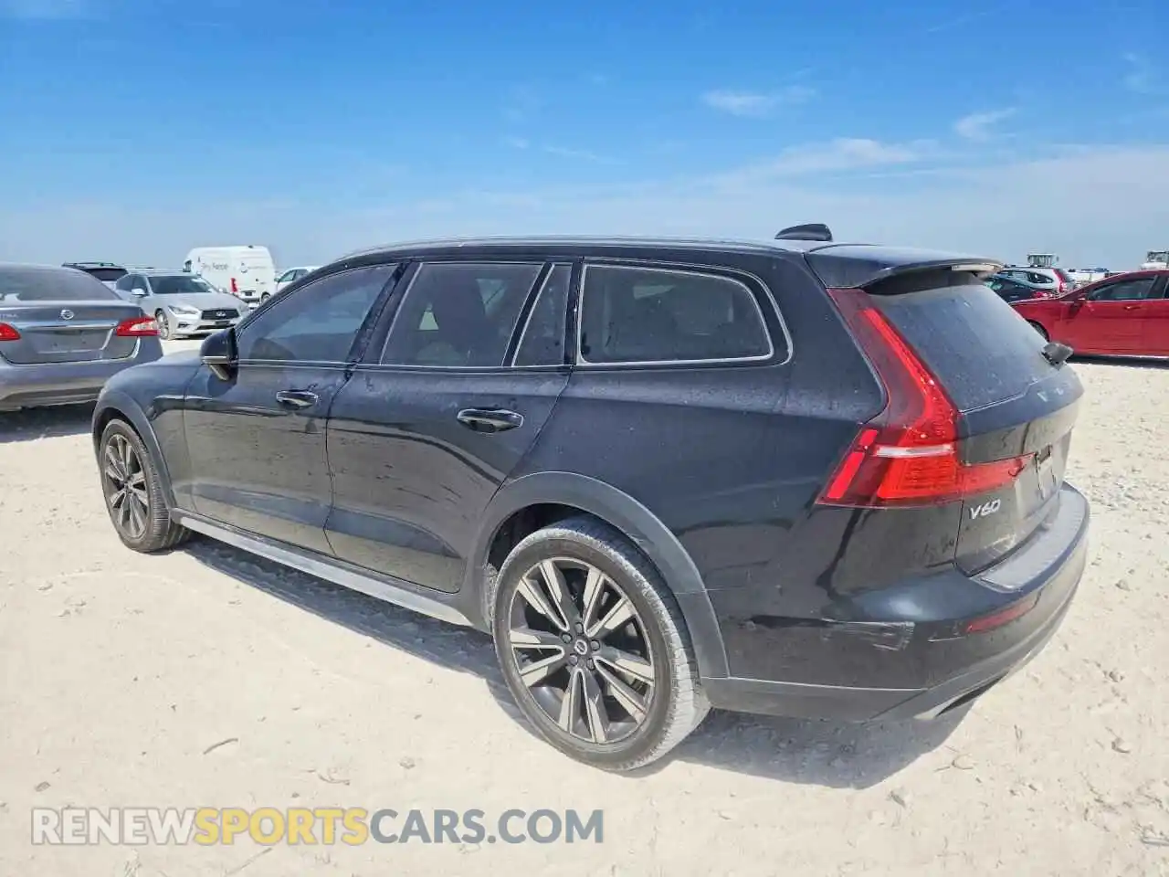 2 fotografías del automóvil dañado YV4102WK3M1071943 VOLVO V60 2021