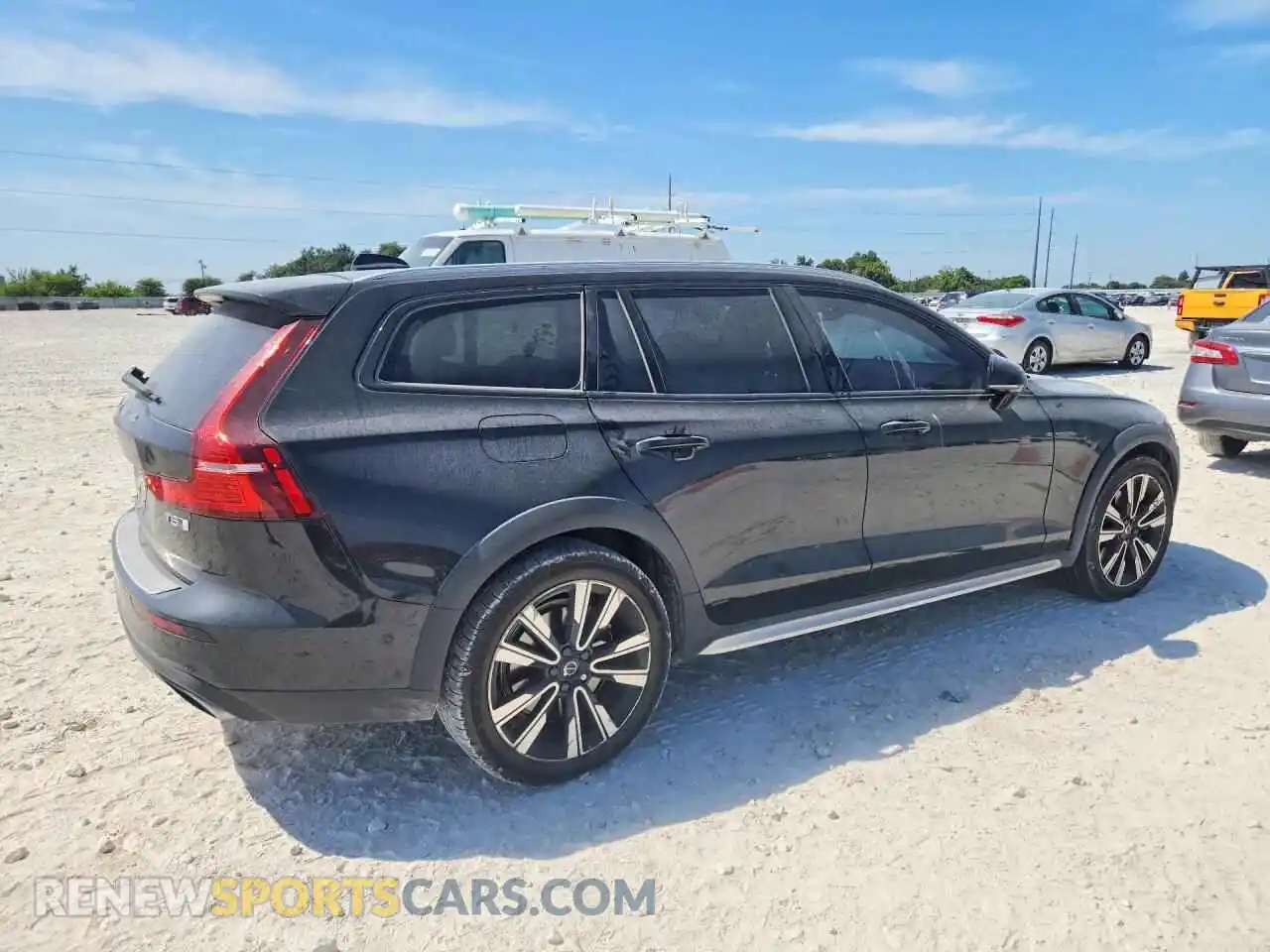 3 fotografías del automóvil dañado YV4102WK3M1071943 VOLVO V60 2021