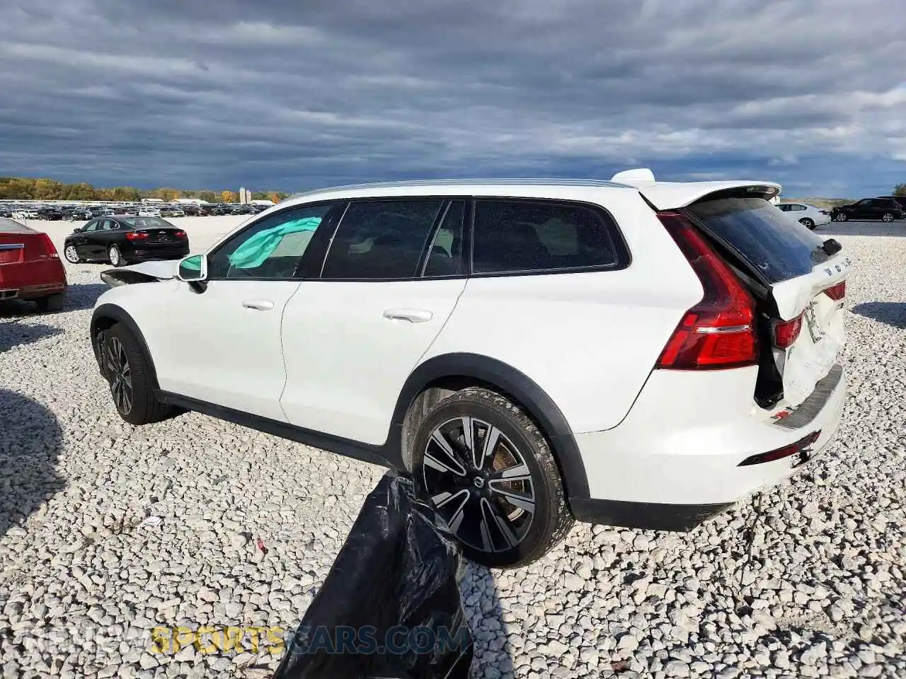 2 fotografías del automóvil dañado YV4102WK6M1074688 VOLVO V60 2021