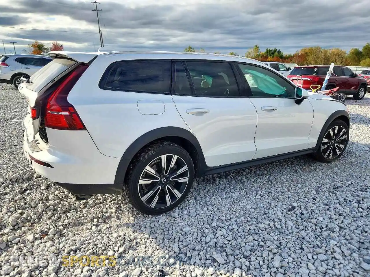 3 fotografías del automóvil dañado YV4102WK6M1074688 VOLVO V60 2021