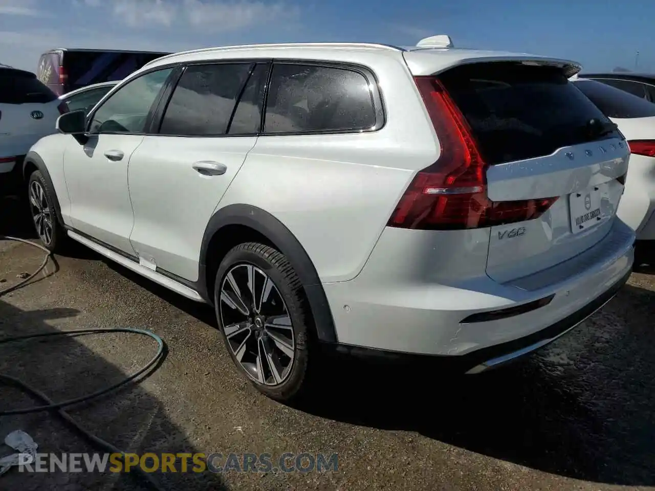 2 Photograph of a damaged car YV4L12WB7P2106231 VOLVO V60 2023