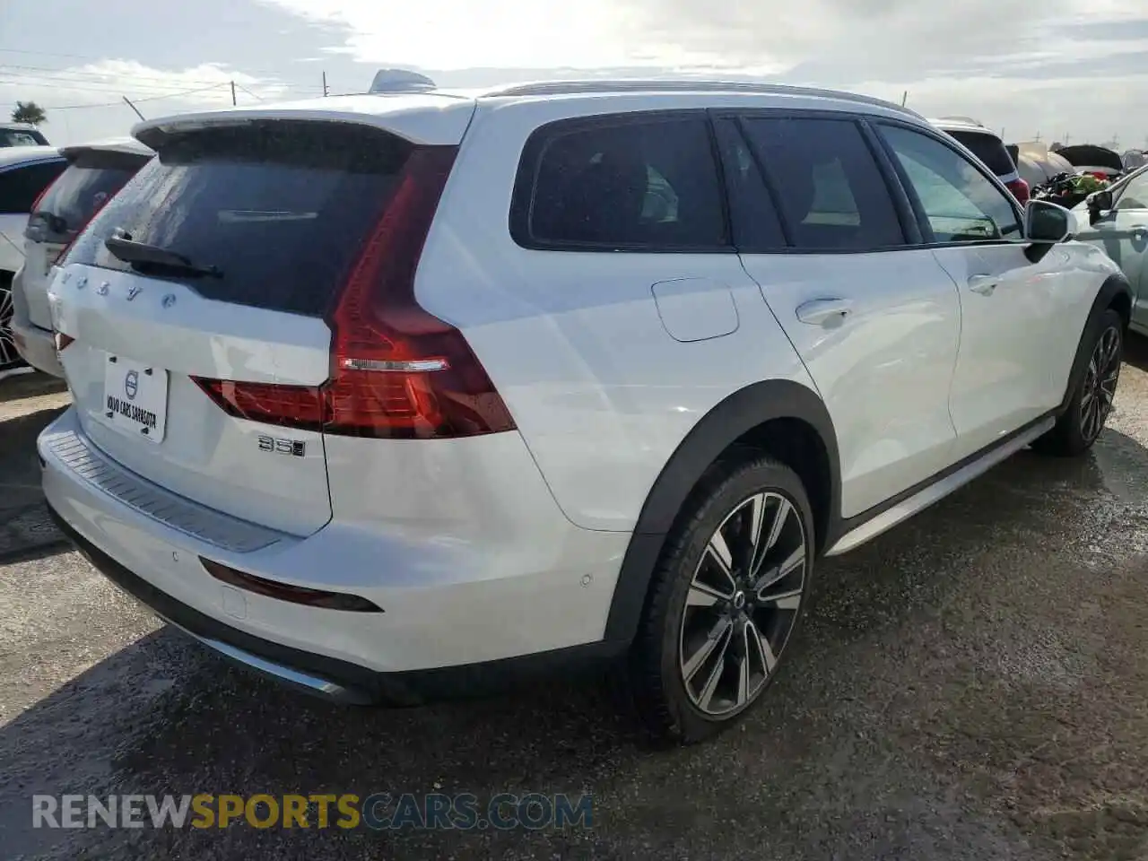 3 Photograph of a damaged car YV4L12WB7P2106231 VOLVO V60 2023