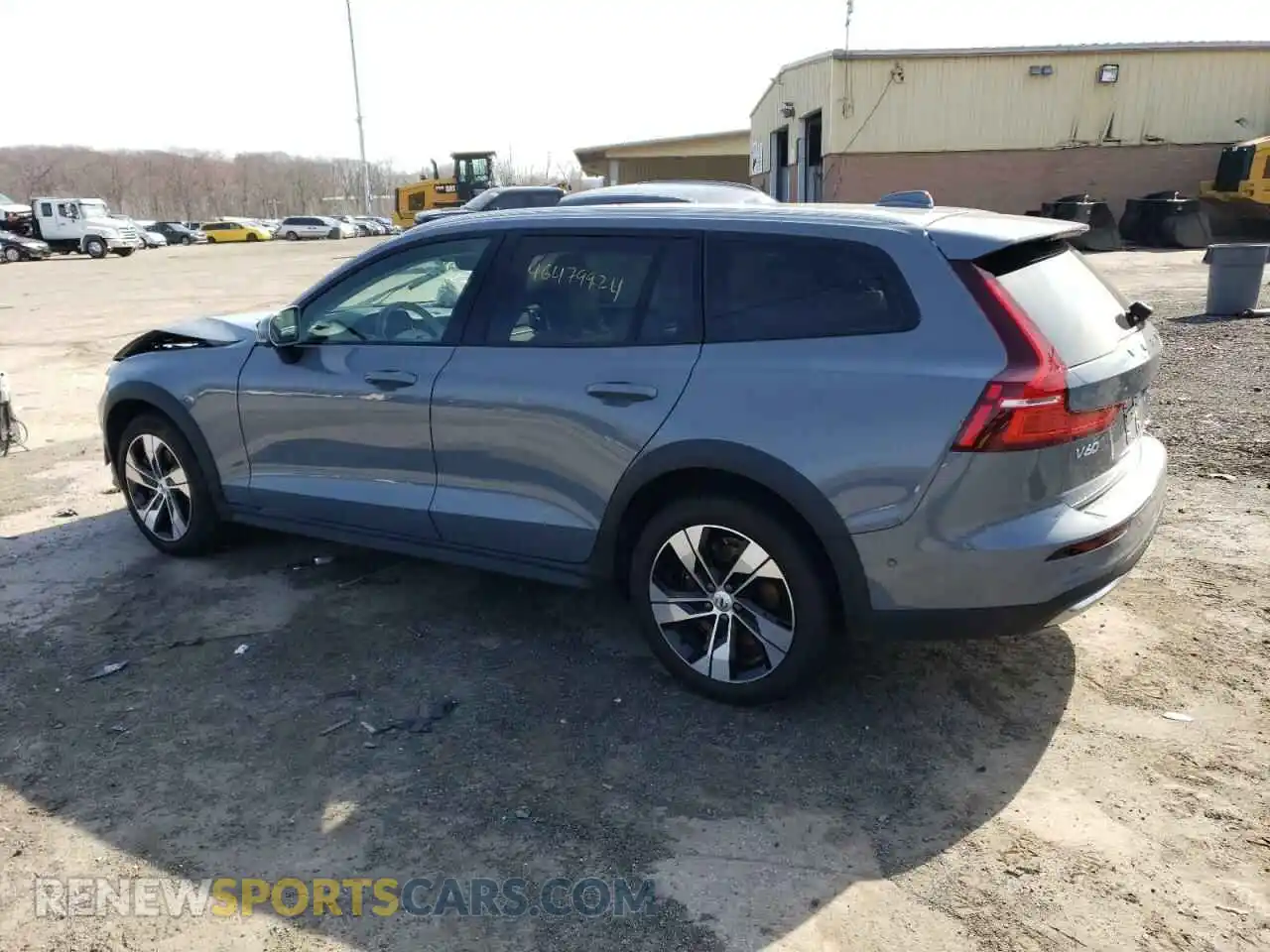 2 fotografías del automóvil dañado YV4L12WZ6P2110672 VOLVO V60 2023