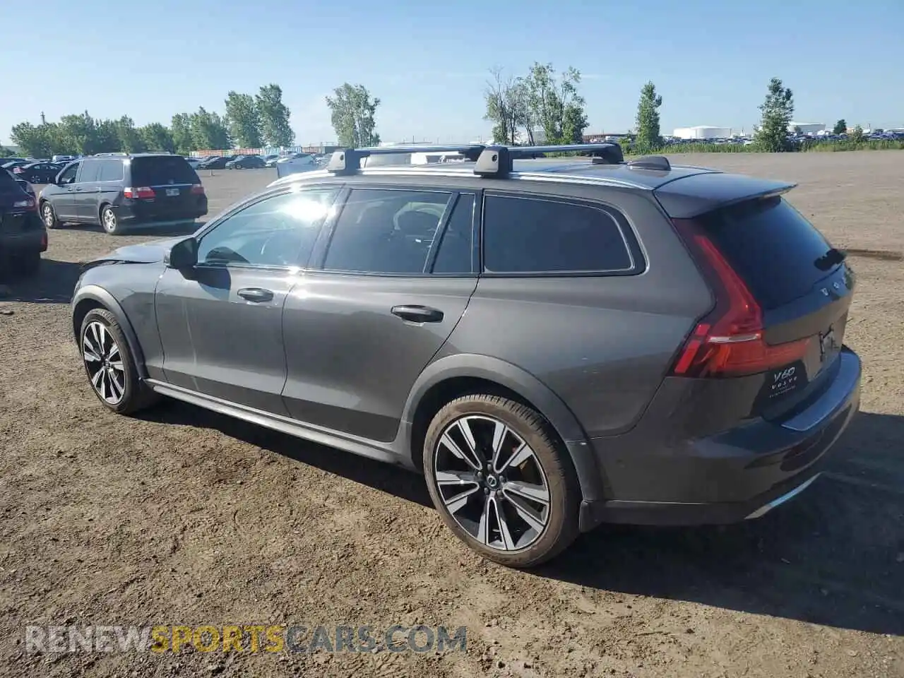 2 fotografías del automóvil dañado YV4L12WZ7P2106467 VOLVO V60 2023