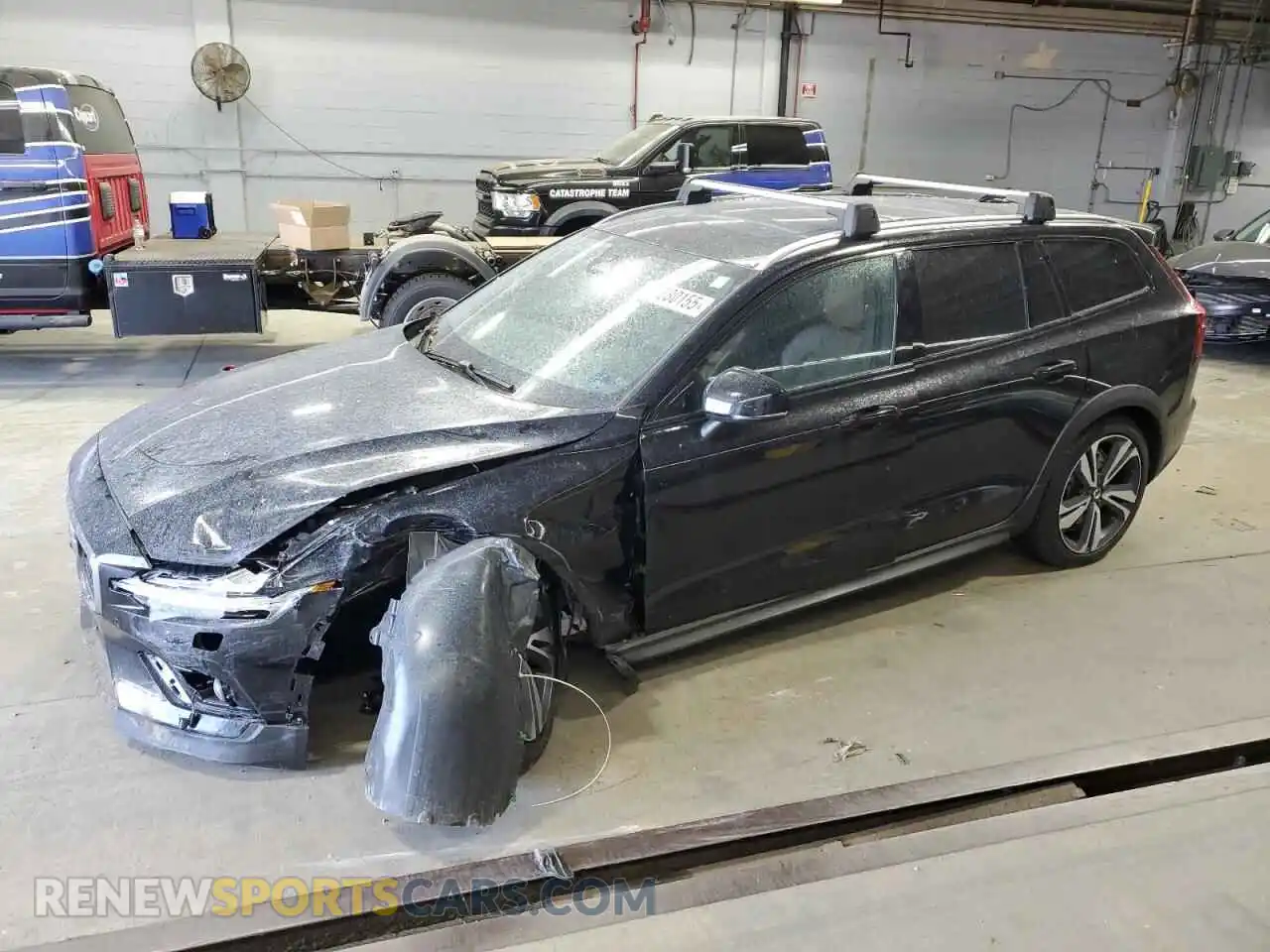 1 Photograph of a damaged car YV4L12WY0R2136288 VOLVO V60 2024
