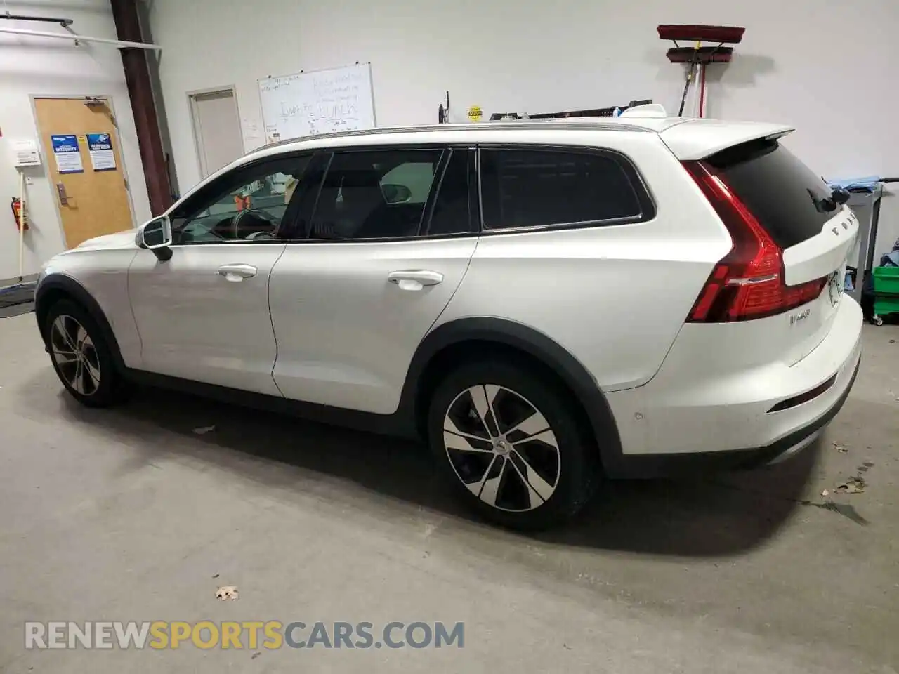 2 Photograph of a damaged car YV4L12WY6R2136392 VOLVO V60 2024
