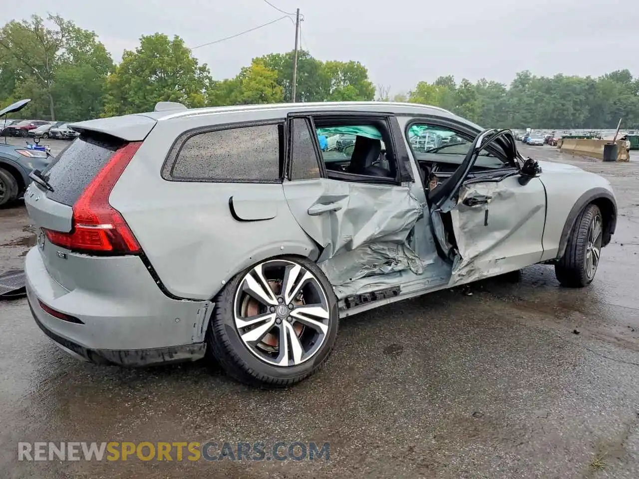 3 Photograph of a damaged car YV4L12WK4S2149689 VOLVO V60 2025