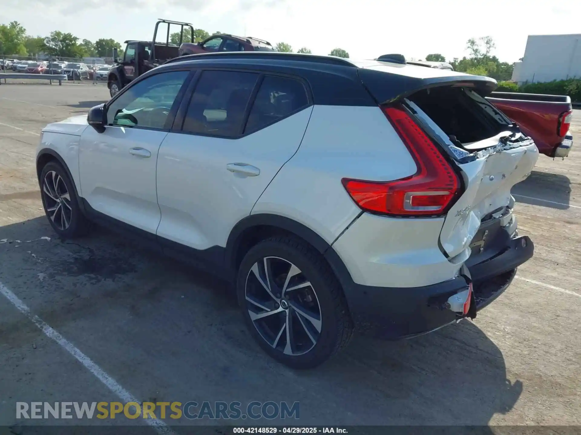 3 Photograph of a damaged car YV4AC2HM8K2084040 VOLVO XC40 2019
