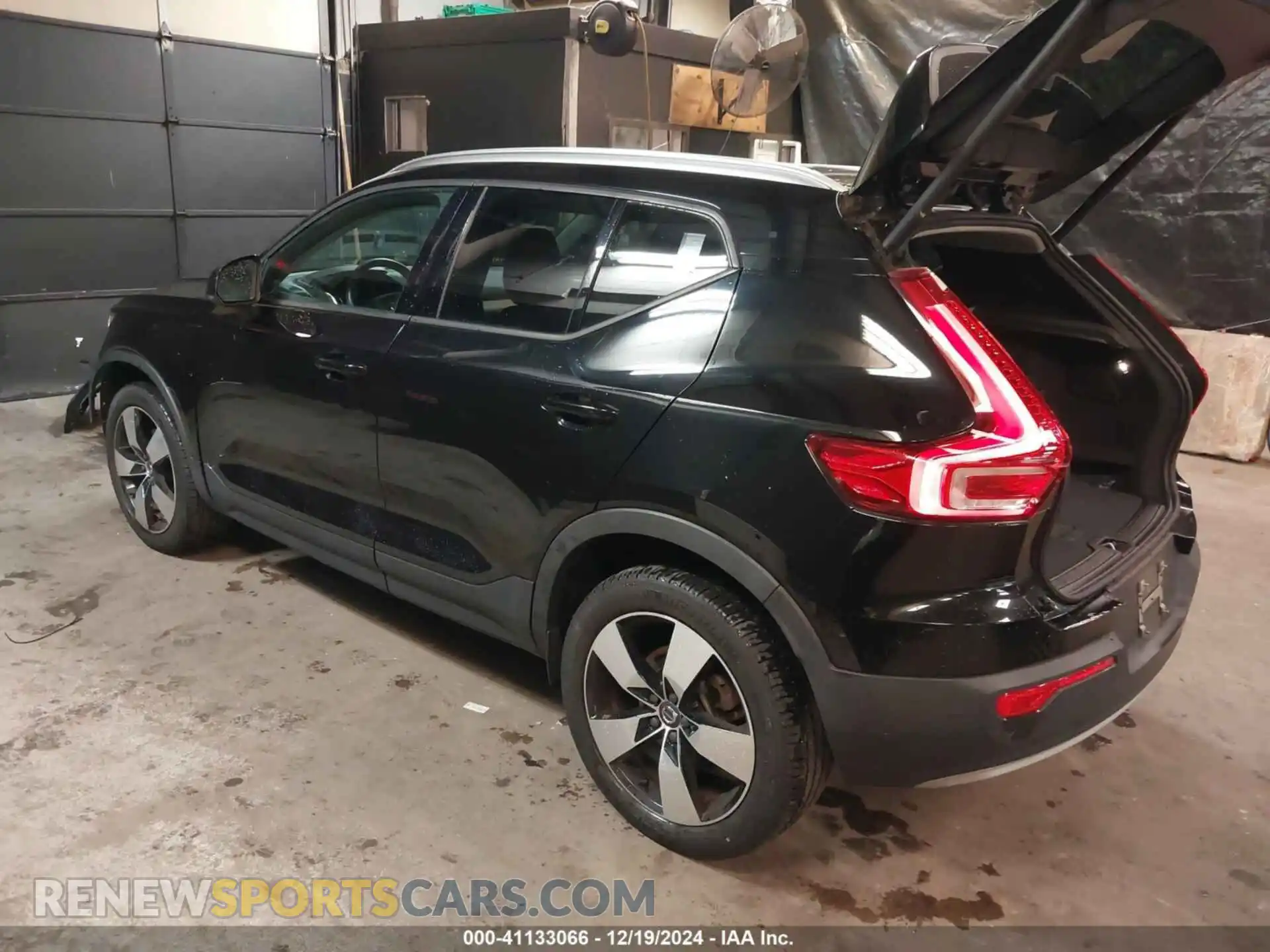 3 Photograph of a damaged car YV4162UK1L2177902 VOLVO XC40 2020