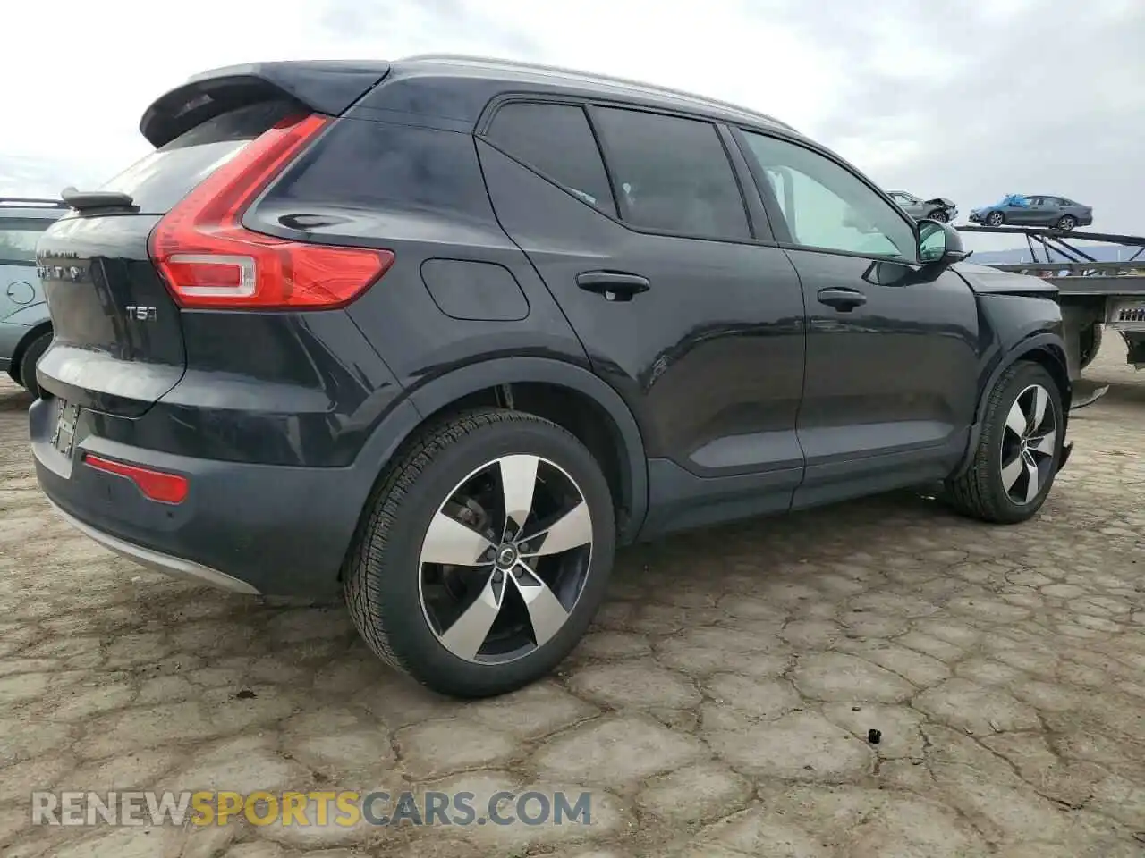 3 Photograph of a damaged car YV4162UK4L2199232 VOLVO XC40 2020