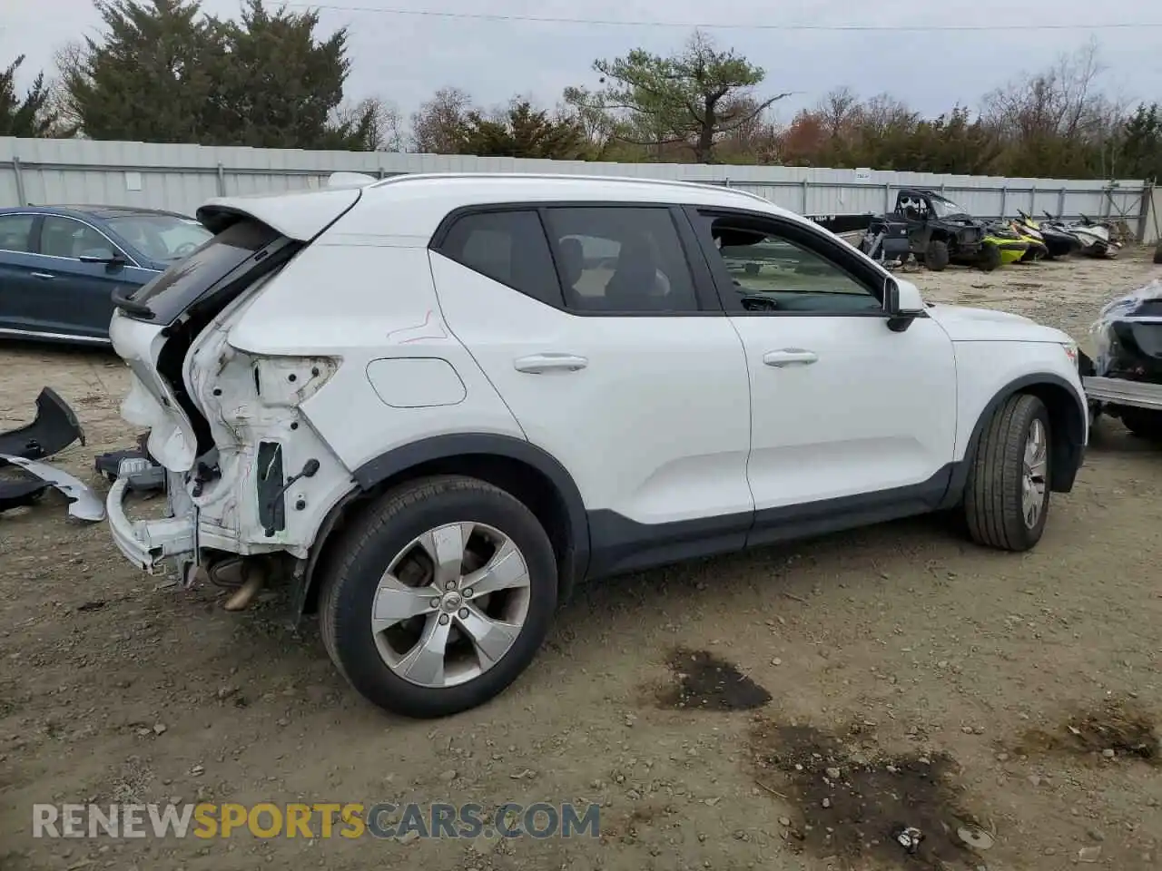 3 Photograph of a damaged car YV4162UK4L2296267 VOLVO XC40 2020