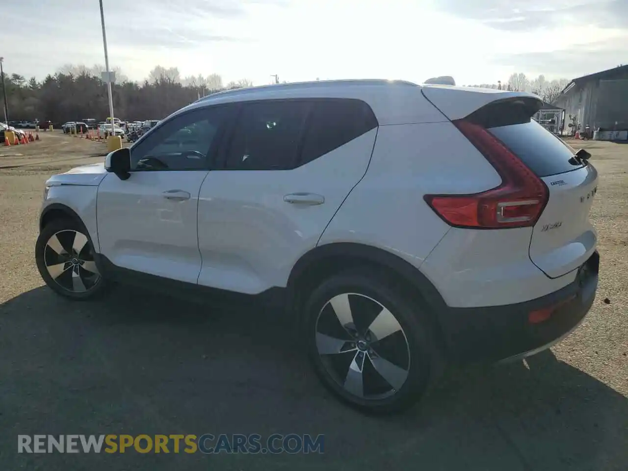 2 Photograph of a damaged car YV4162UK8L2177380 VOLVO XC40 2020