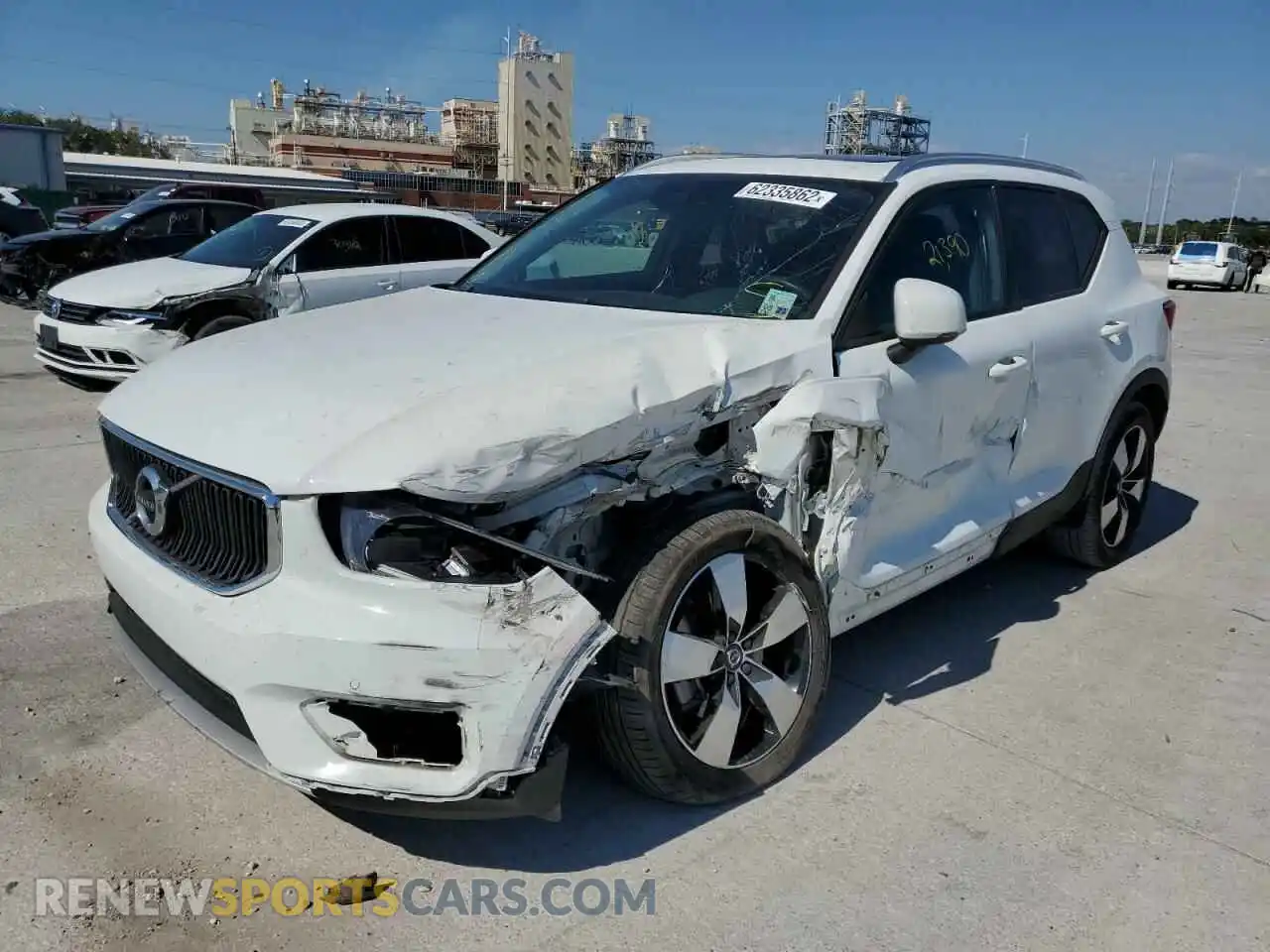 2 Photograph of a damaged car YV4162UK8L2304029 VOLVO XC40 2020