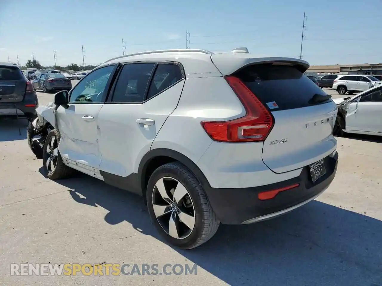 3 Photograph of a damaged car YV4162UK8L2304029 VOLVO XC40 2020