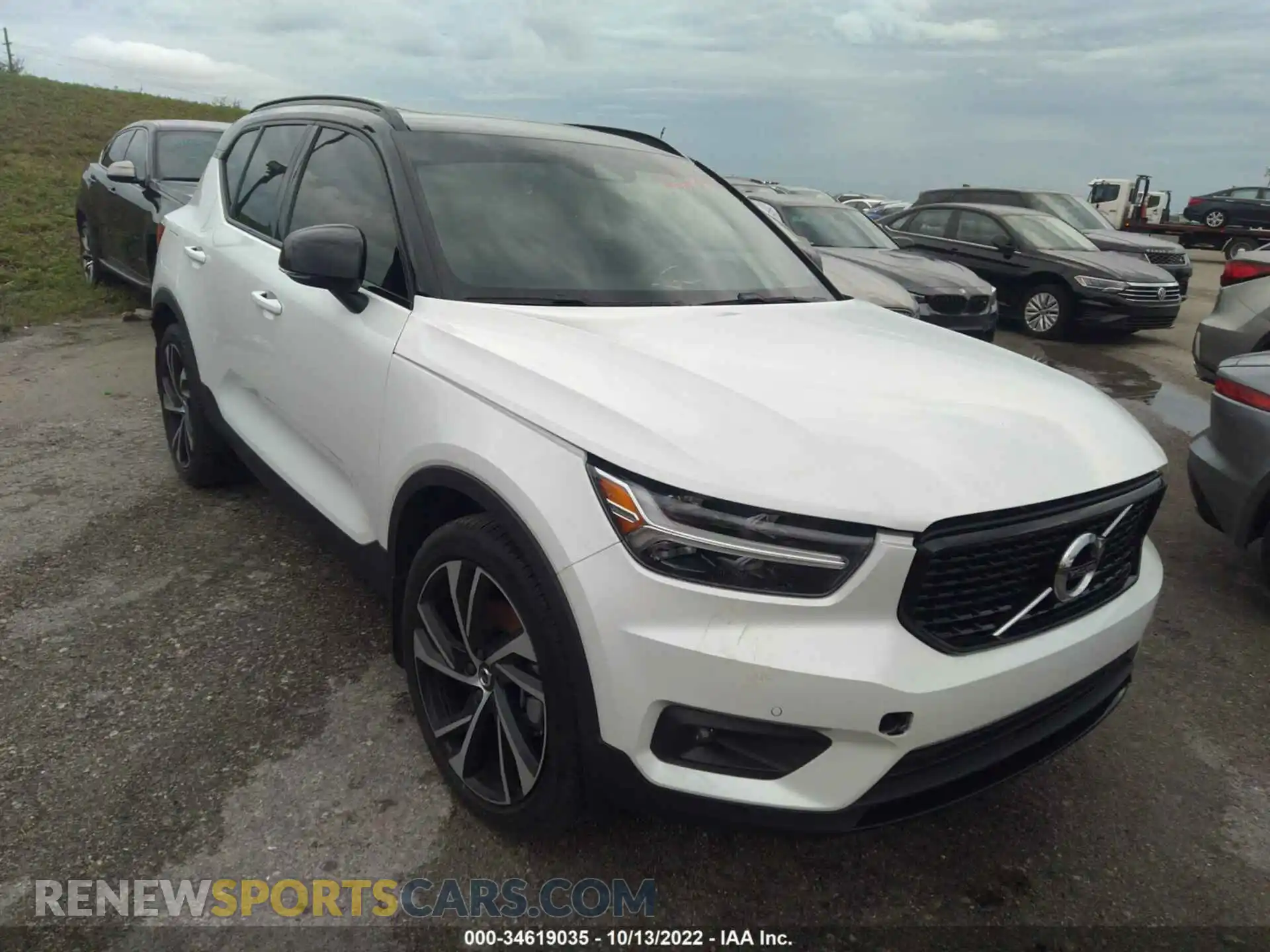 1 Photograph of a damaged car YV4162UM3L2285553 VOLVO XC40 2020