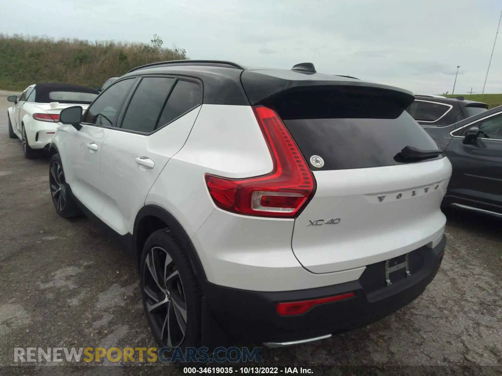 3 Photograph of a damaged car YV4162UM3L2285553 VOLVO XC40 2020