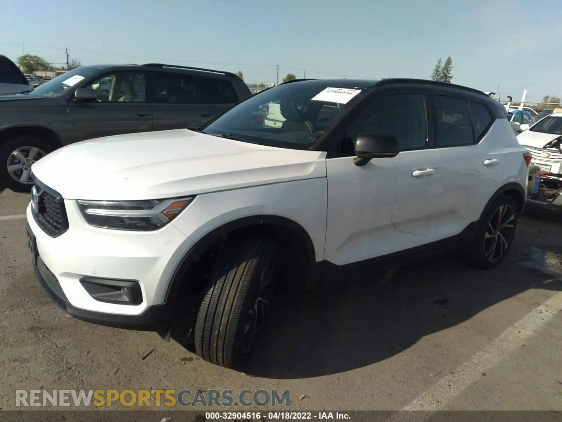 2 Photograph of a damaged car YV4162UM7L2347388 VOLVO XC40 2020