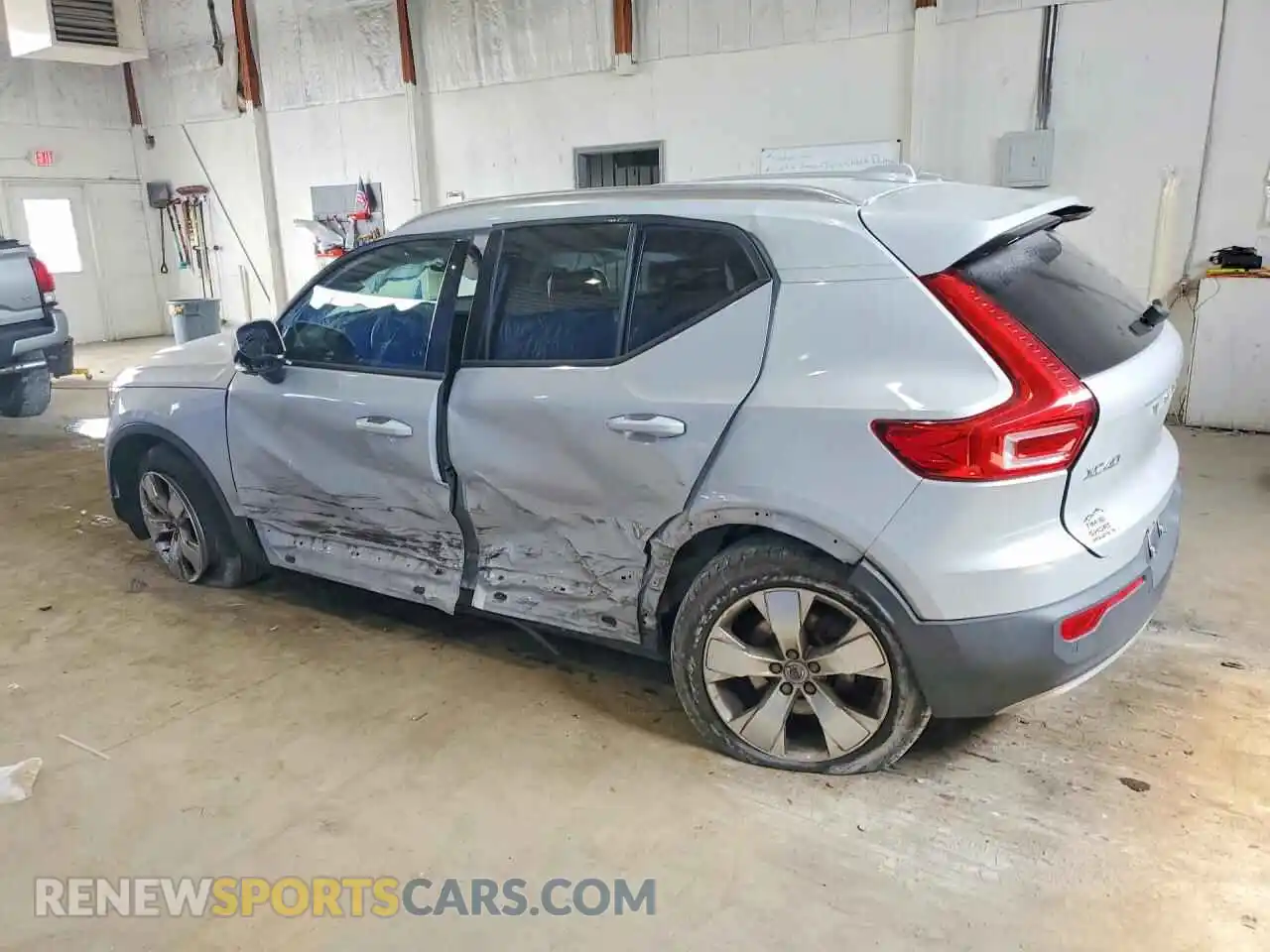 2 Photograph of a damaged car YV4162UK1M2573216 VOLVO XC40 2021