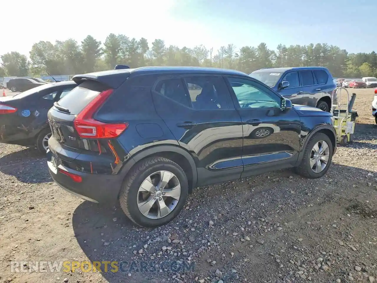 3 Photograph of a damaged car YV4162UK3M2424922 VOLVO XC40 2021
