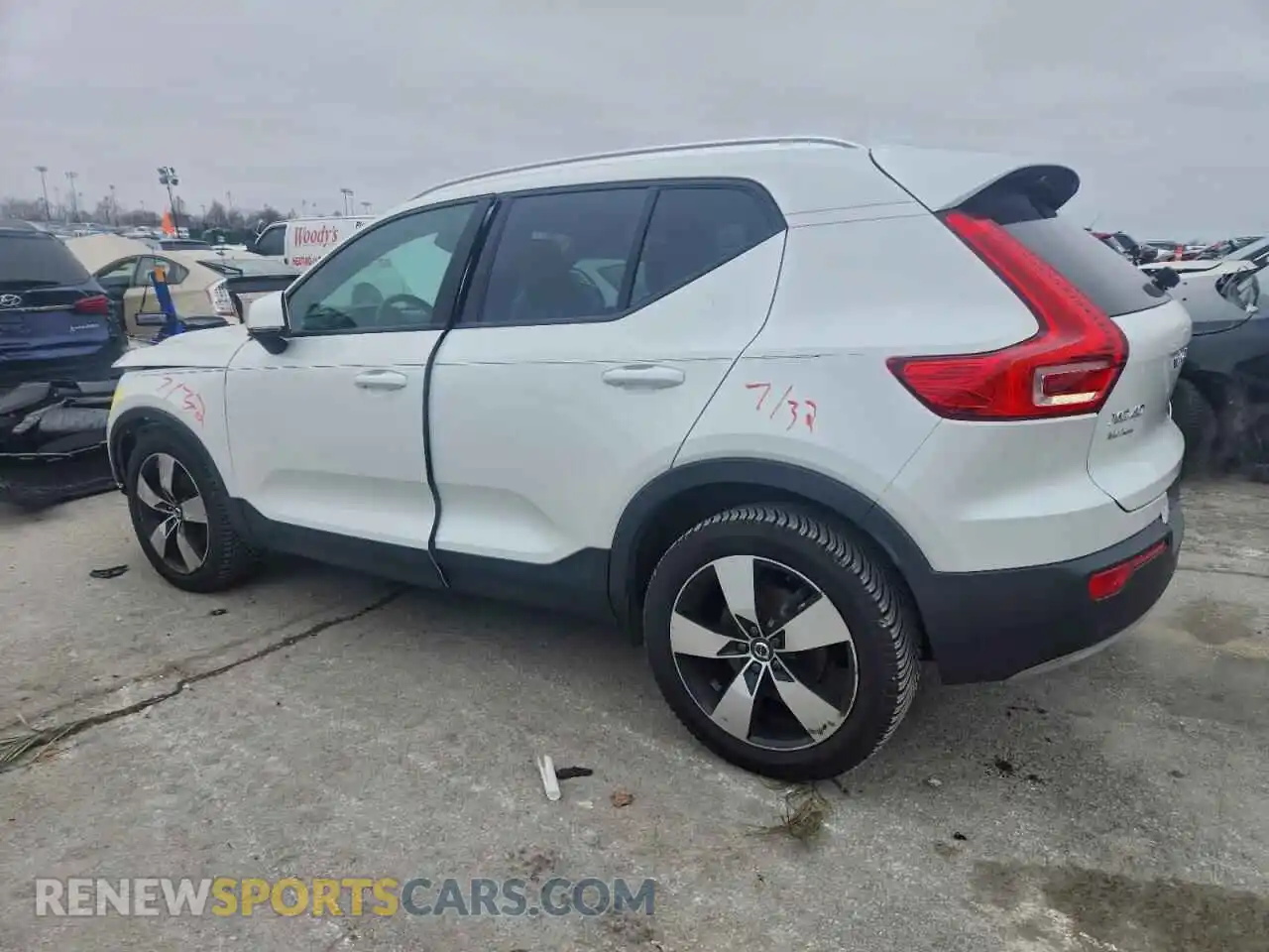 2 Photograph of a damaged car YV4162UK5M2454181 VOLVO XC40 2021