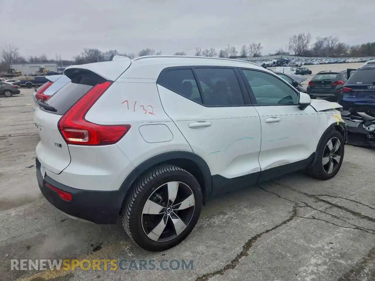 3 Photograph of a damaged car YV4162UK5M2454181 VOLVO XC40 2021