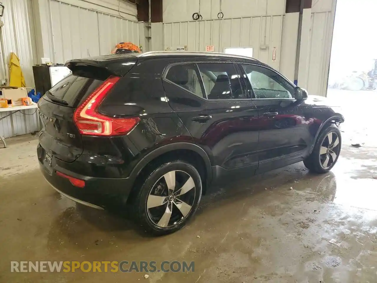3 Photograph of a damaged car YV4162UK5M2569105 VOLVO XC40 2021