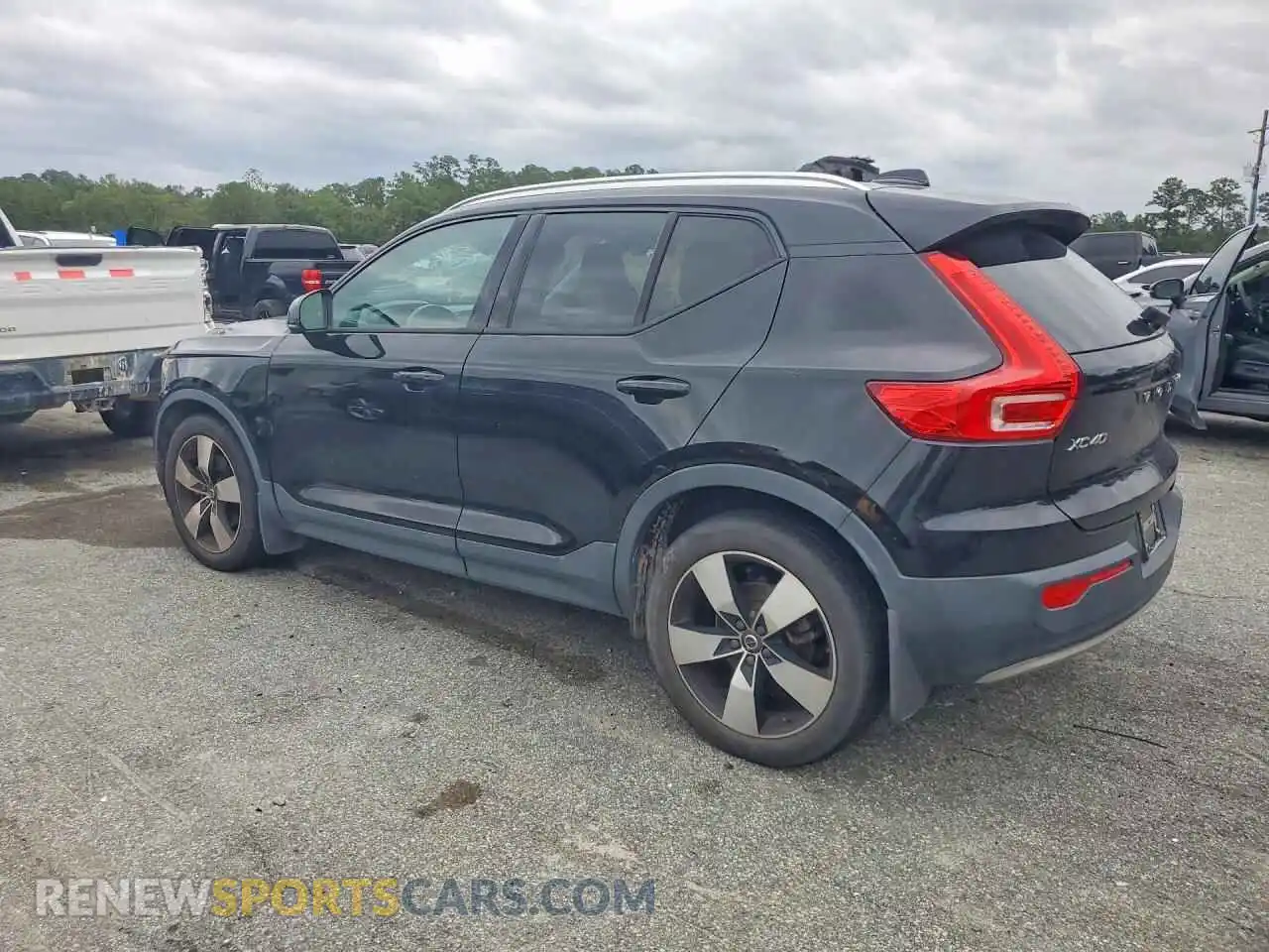 2 fotografías del automóvil dañado YV4162UK6M2558212 VOLVO XC40 2021