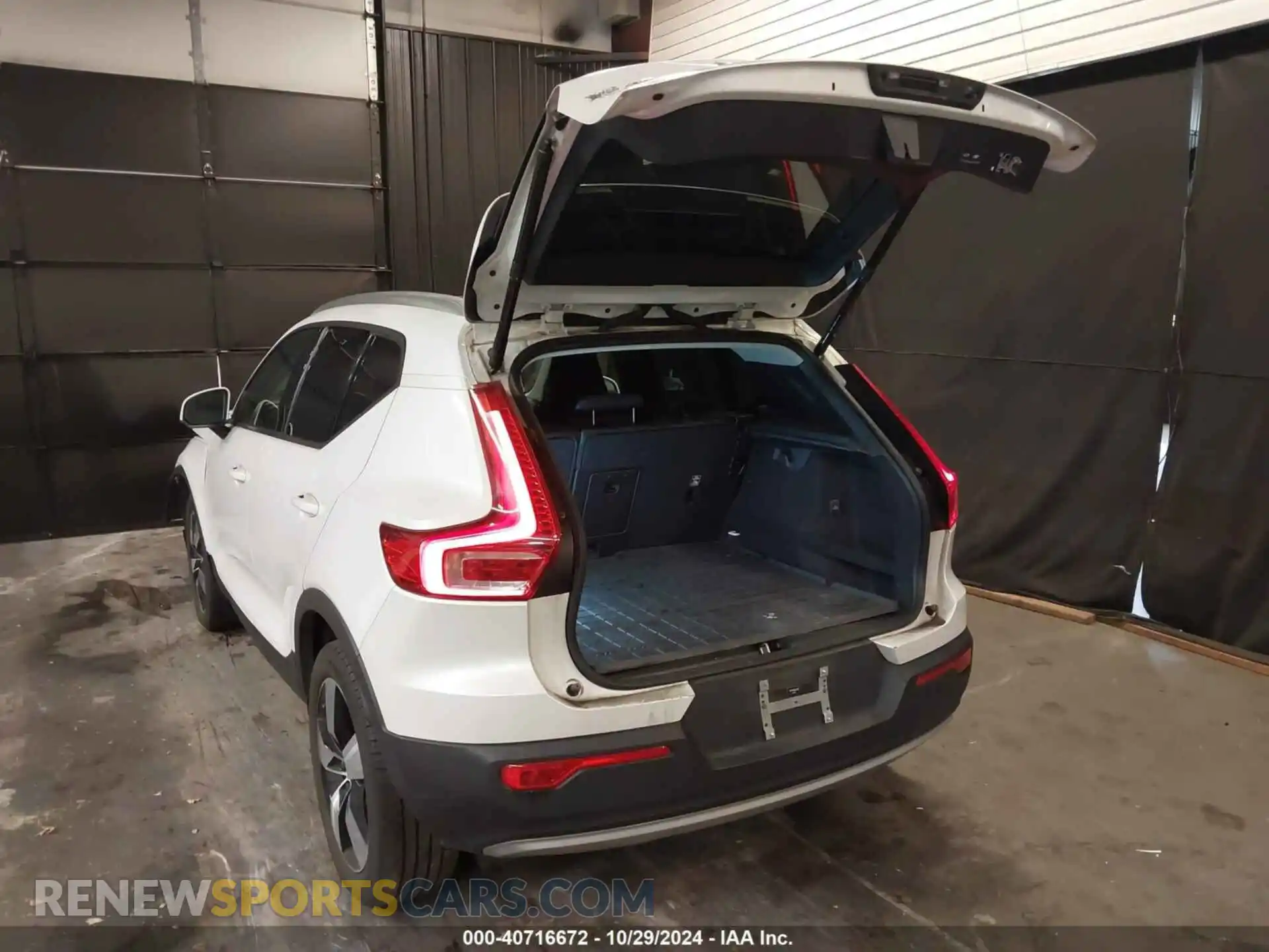 3 Photograph of a damaged car YV4162UK8M2433115 VOLVO XC40 2021