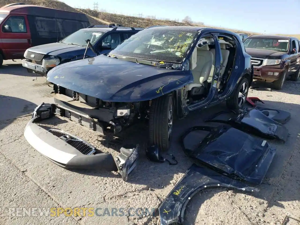 2 fotografías del automóvil dañado YV4162UK8M2493945 VOLVO XC40 2021