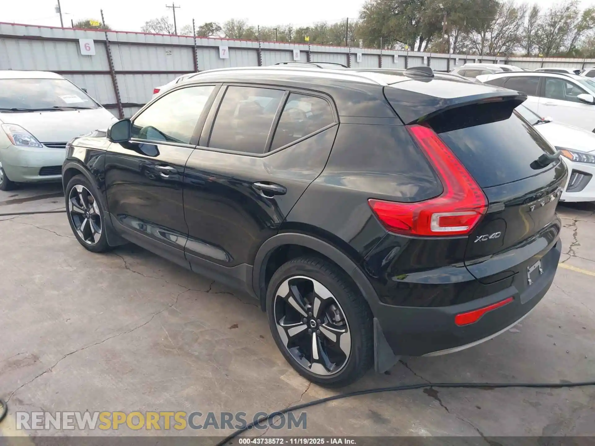 3 Photograph of a damaged car YV4162UKXM2455746 VOLVO XC40 2021