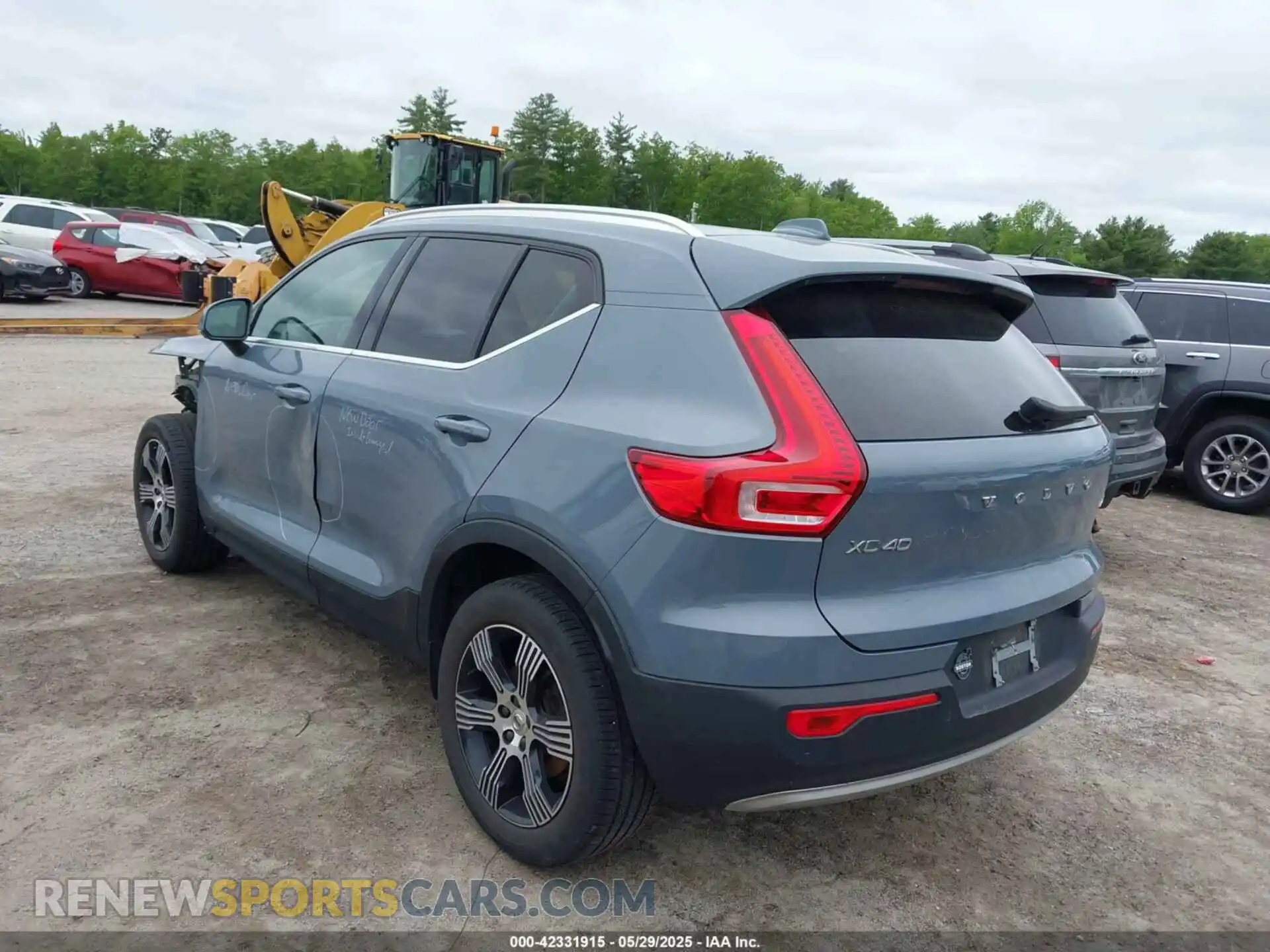3 Photograph of a damaged car YV4162UL2M2432602 VOLVO XC40 2021