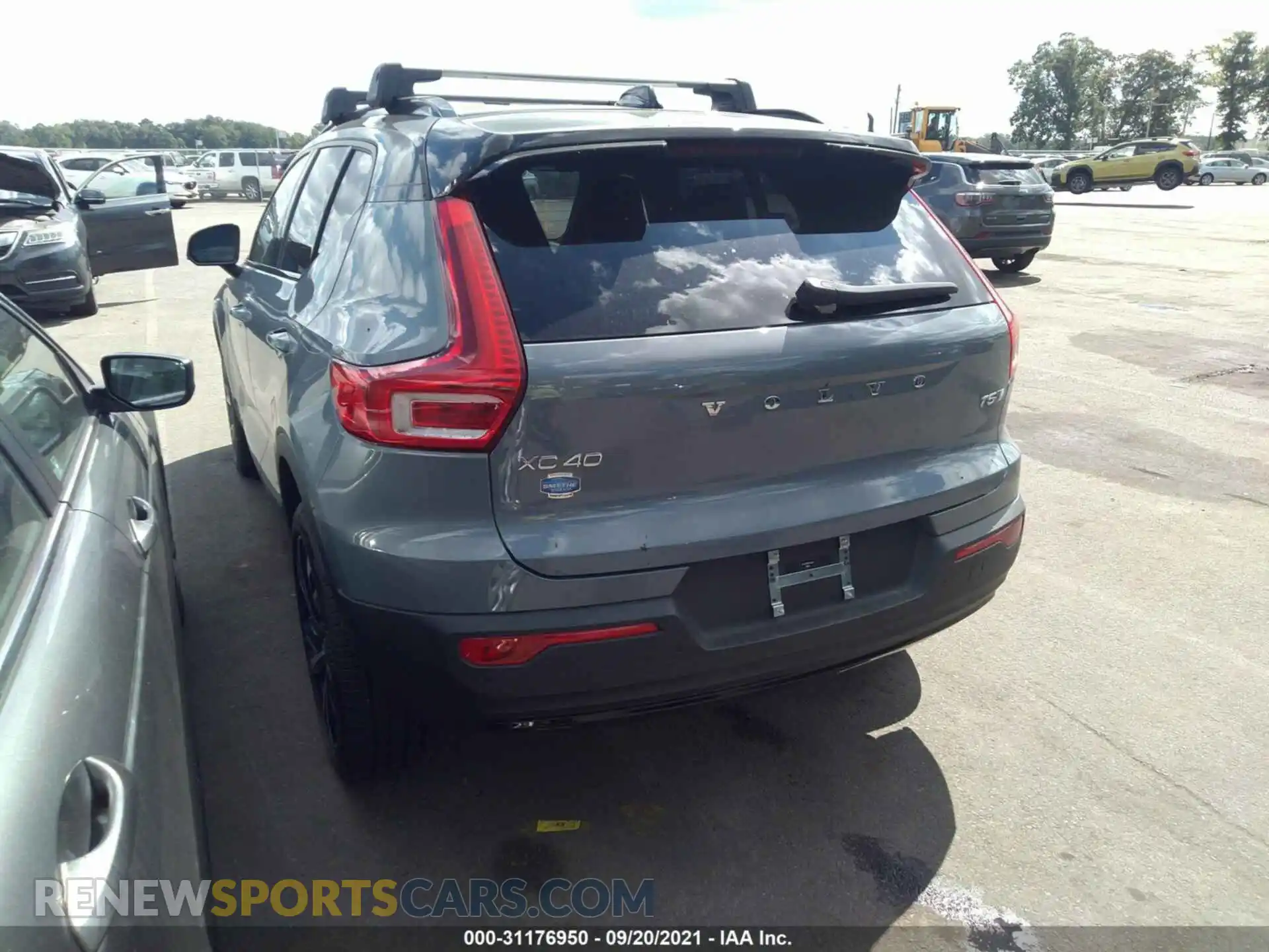 3 Photograph of a damaged car YV4162UM0M2449925 VOLVO XC40 2021