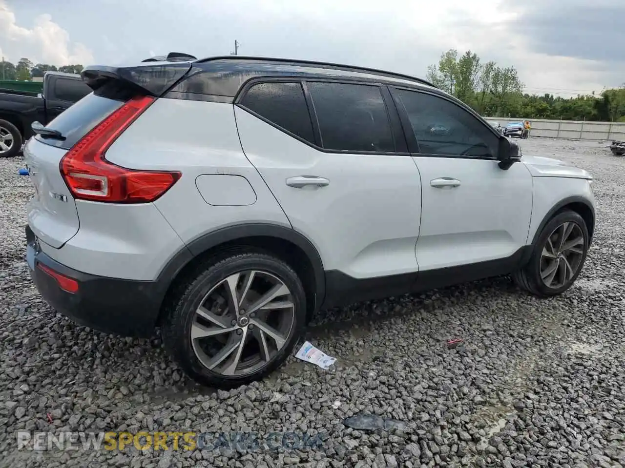 3 Photograph of a damaged car YV4162UM2M2427912 VOLVO XC40 2021