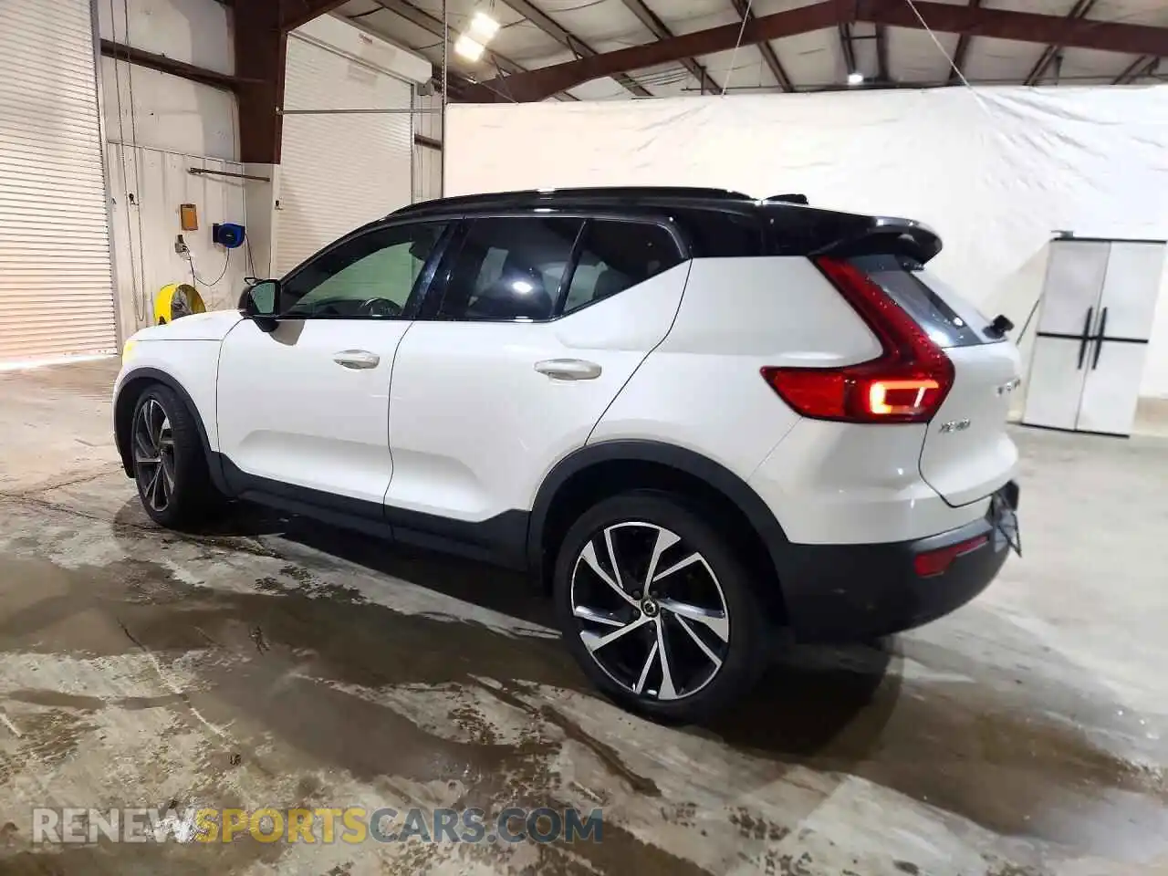 2 fotografías del automóvil dañado YV4162UM3M2461289 VOLVO XC40 2021