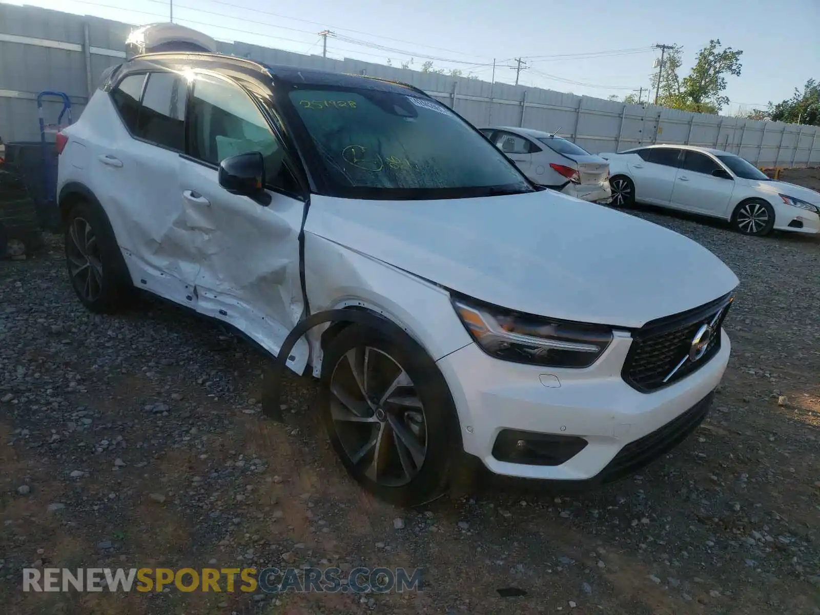 1 Photograph of a damaged car YV4162UM3M2519028 VOLVO XC40 2021