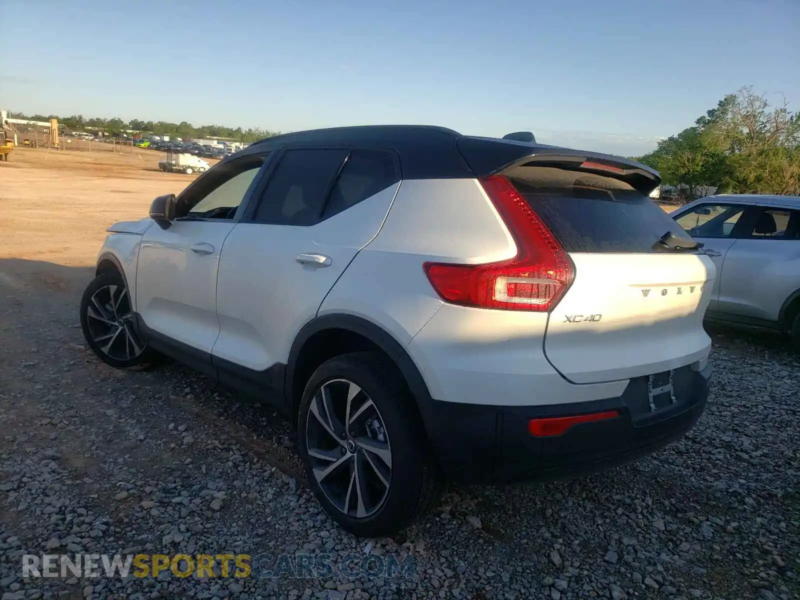 3 Photograph of a damaged car YV4162UM3M2519028 VOLVO XC40 2021