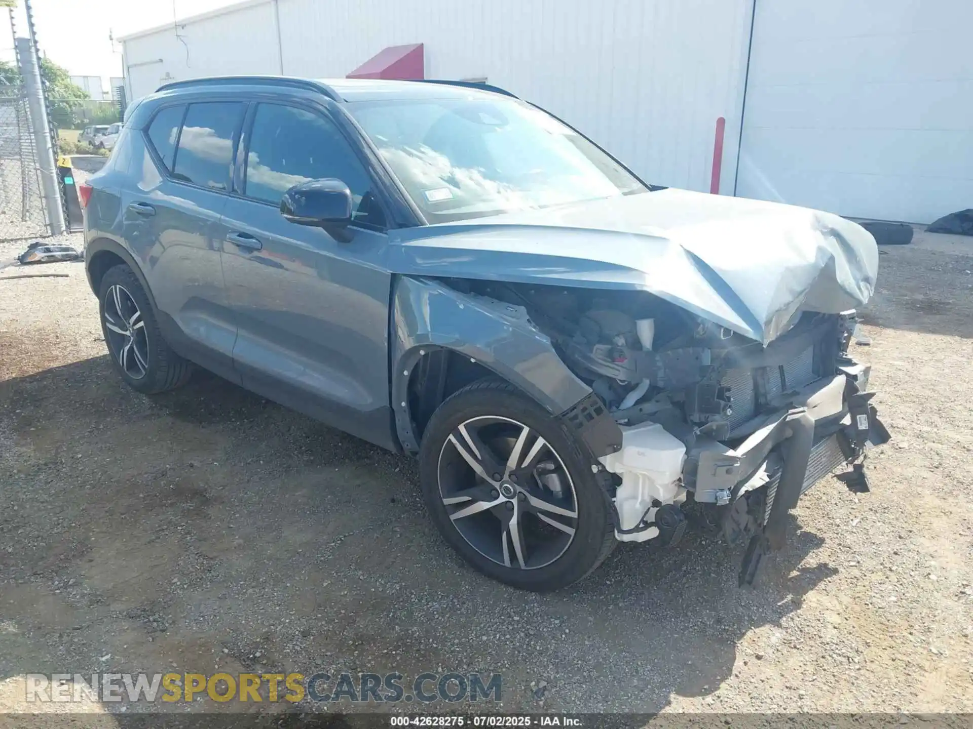 1 Photograph of a damaged car YV4162UM3M2600997 VOLVO XC40 2021