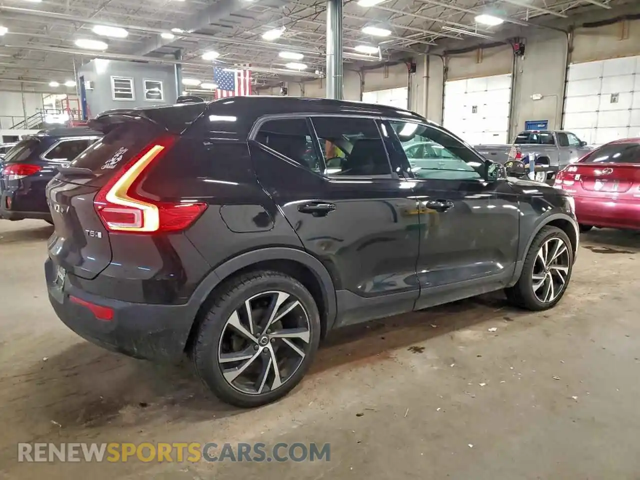 3 Photograph of a damaged car YV4162UM5M2581806 VOLVO XC40 2021