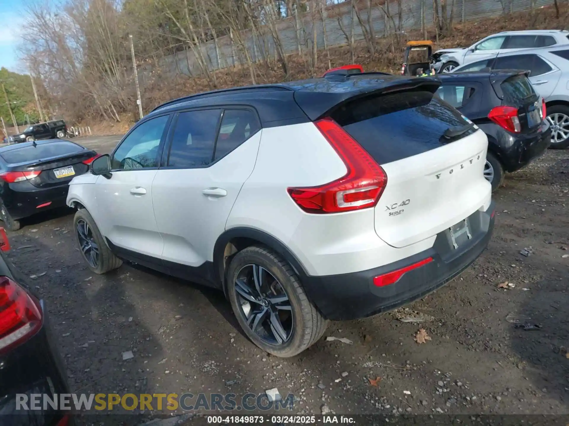 3 Photograph of a damaged car YV4162UM6M2402320 VOLVO XC40 2021