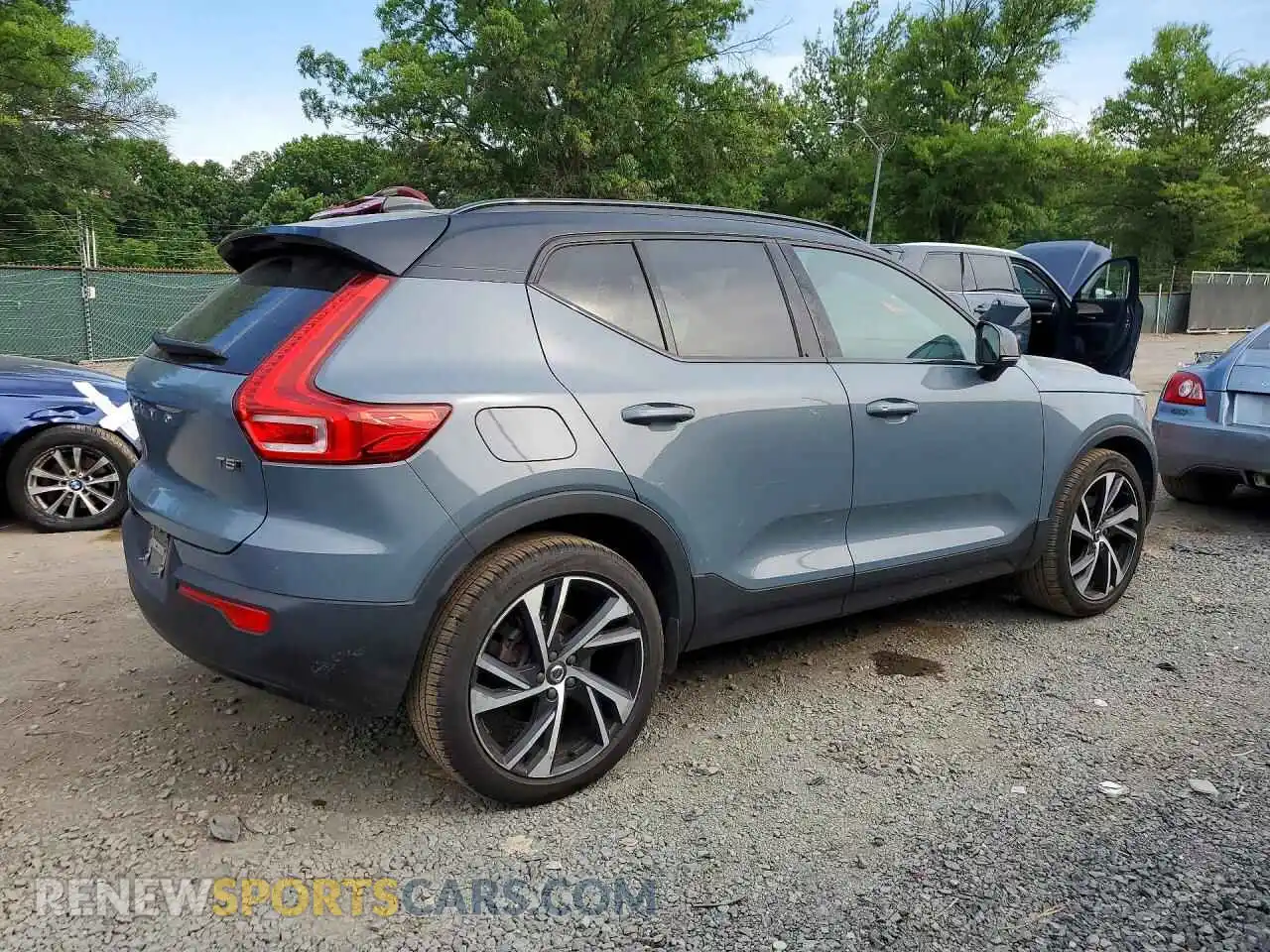 3 Photograph of a damaged car YV4162UM6M2417061 VOLVO XC40 2021