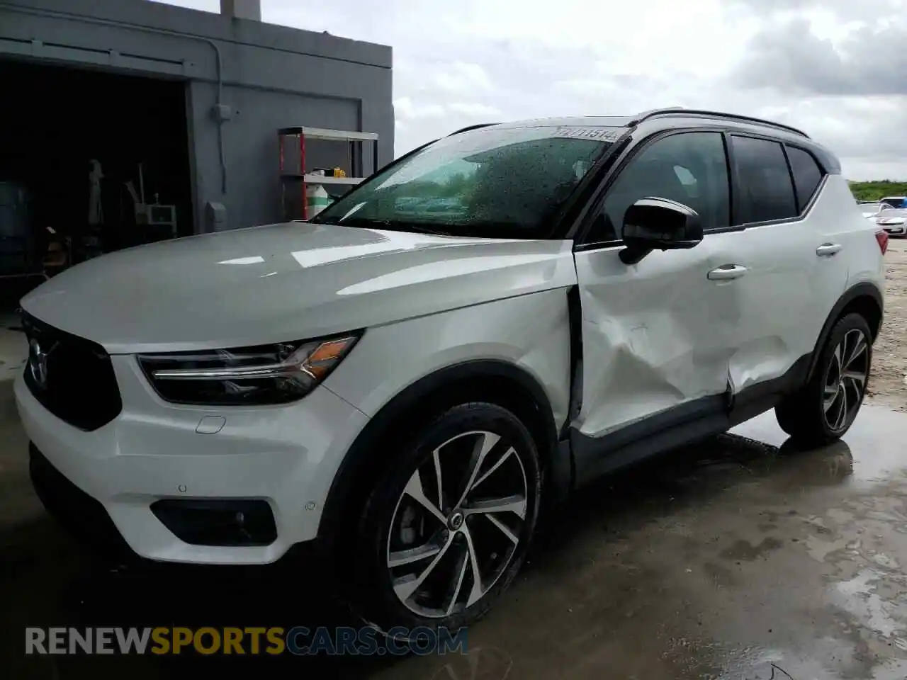 1 Photograph of a damaged car YV4162UM6M2471962 VOLVO XC40 2021