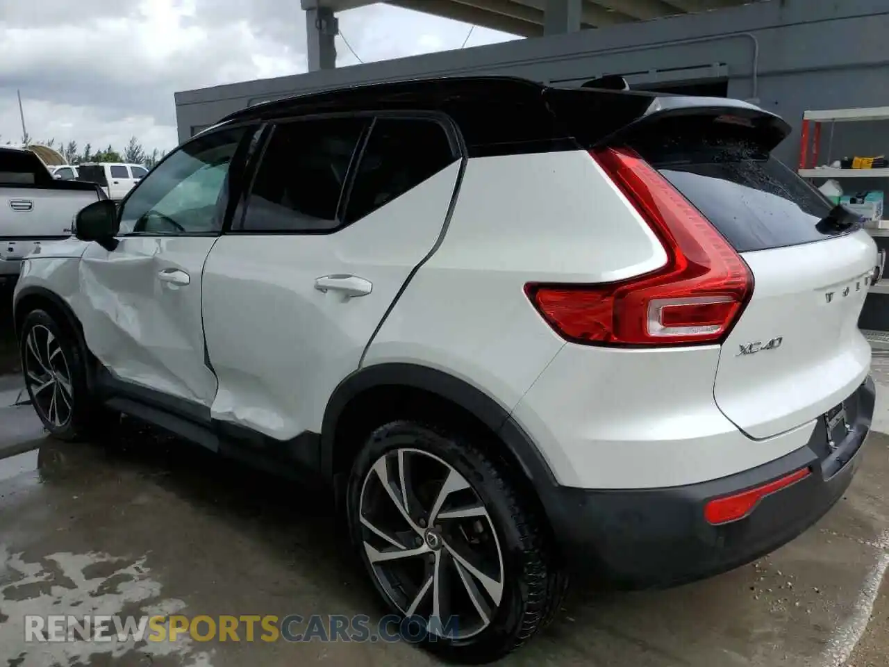 2 Photograph of a damaged car YV4162UM6M2471962 VOLVO XC40 2021