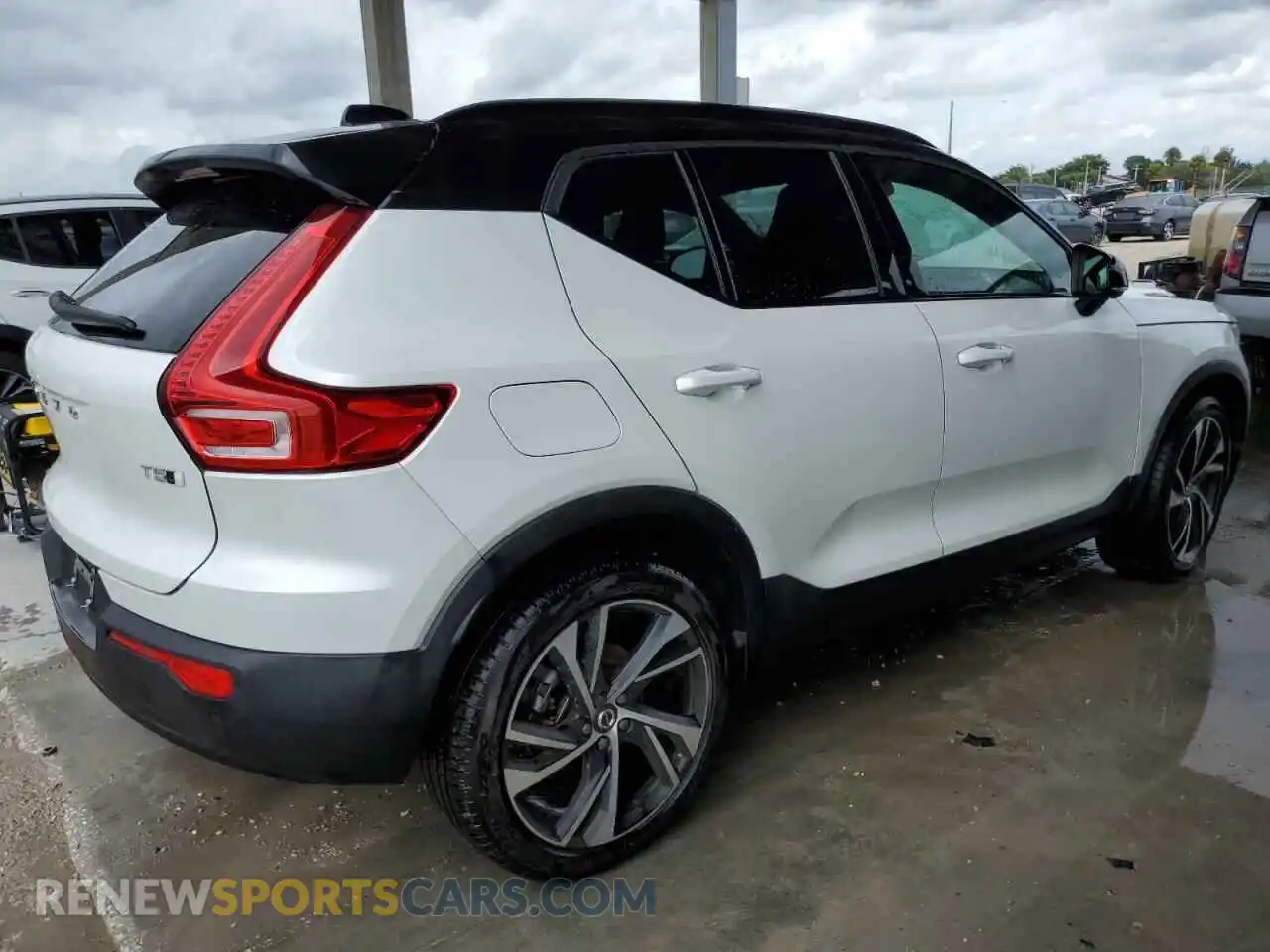 3 Photograph of a damaged car YV4162UM6M2471962 VOLVO XC40 2021