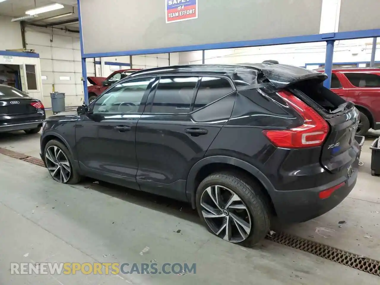 2 fotografías del automóvil dañado YV4162UM7M2399346 VOLVO XC40 2021