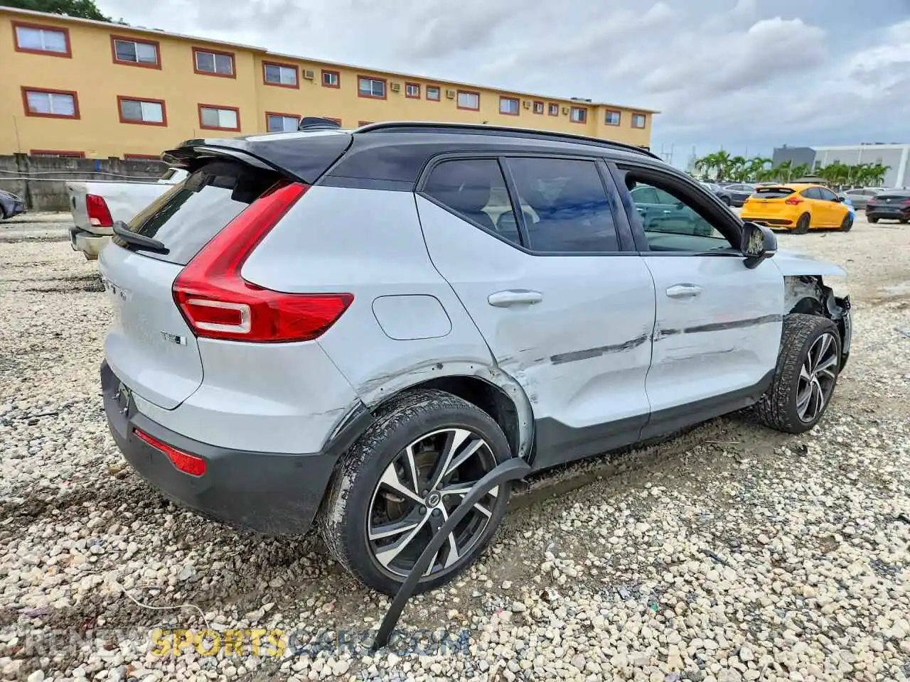 3 Photograph of a damaged car YV4162UM7M2482856 VOLVO XC40 2021