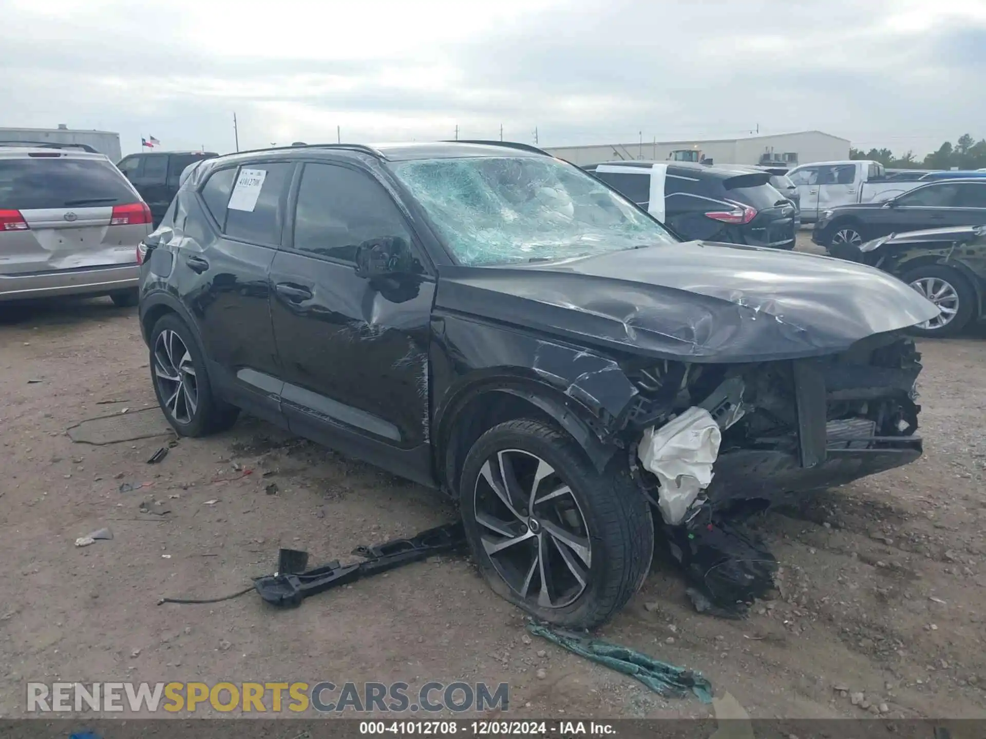 1 Photograph of a damaged car YV4162UM7M2526791 VOLVO XC40 2021
