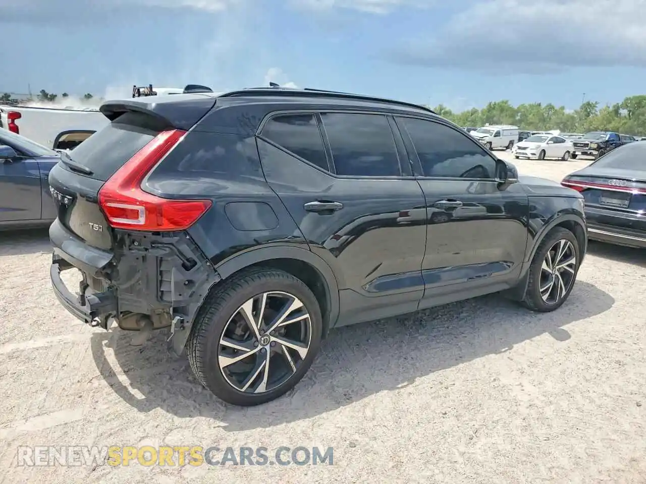 3 Photograph of a damaged car YV4162UM8M2405316 VOLVO XC40 2021