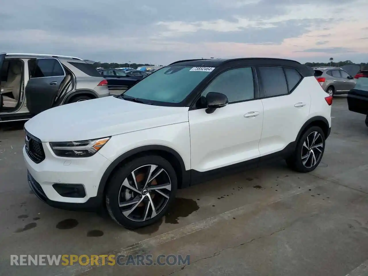 1 Photograph of a damaged car YV4162UM8M2528016 VOLVO XC40 2021